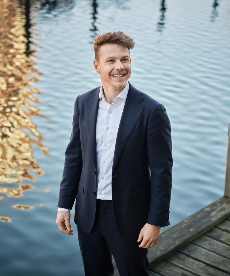 Portræt af Lucas Martiny Schmølker foran vandet