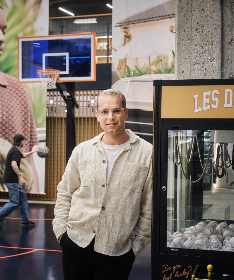 Portræt af Sebastian Skøtt på basketbold bane
