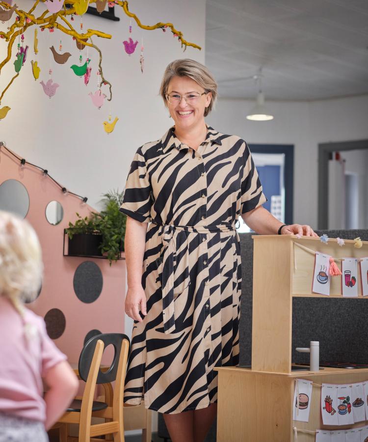 Portrait of Stine Kart Skytte, smiling and taking care of kindergarteners 