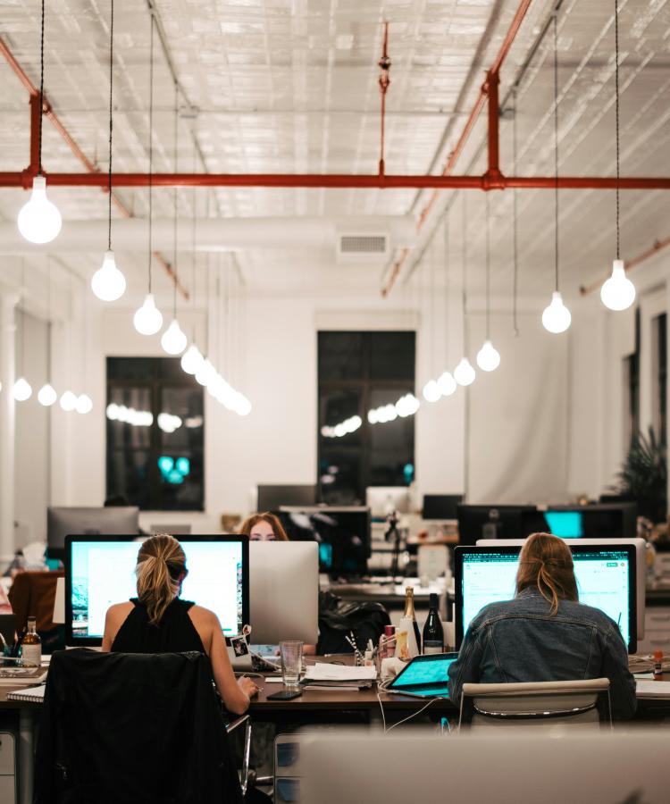 Kontor med computere