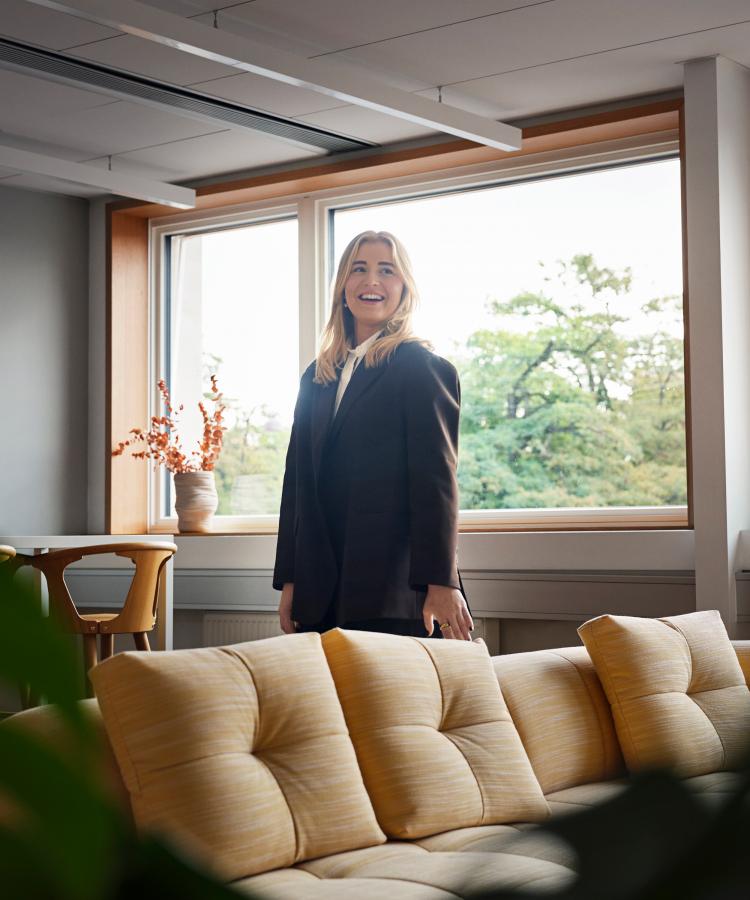 Portræt af Josephine Bendixen fotograferet indendørs i afslappede omgivelser