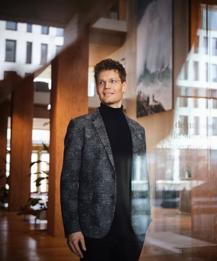 Portræt af Kim Lundberg fotograferet gennem store vinduespartier