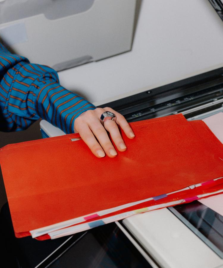 Kvinde hånd holder dokumentmappe