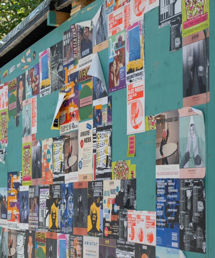 Plakater på væg