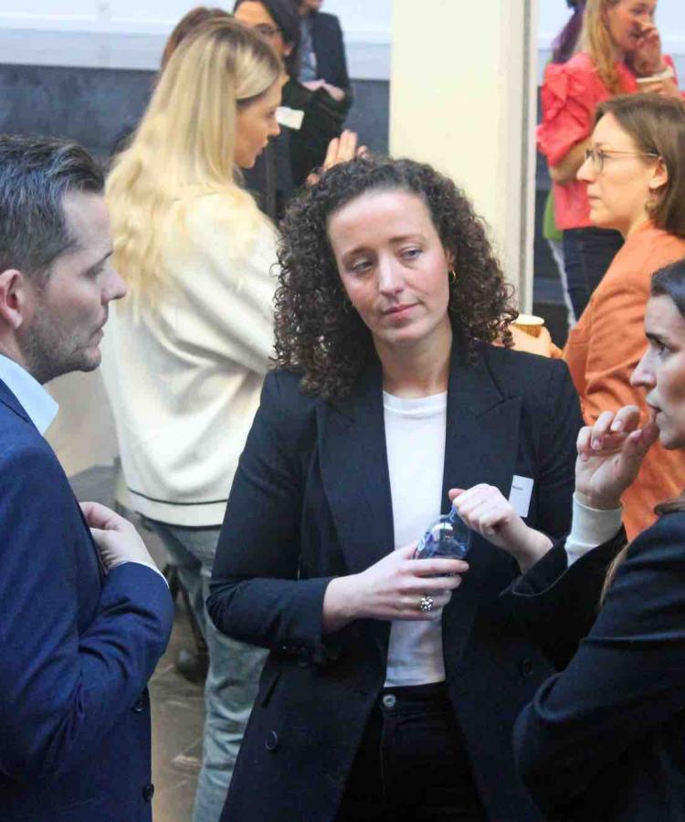 Tre personer står og snakker ved eventet Agile And Adaptive Leadership