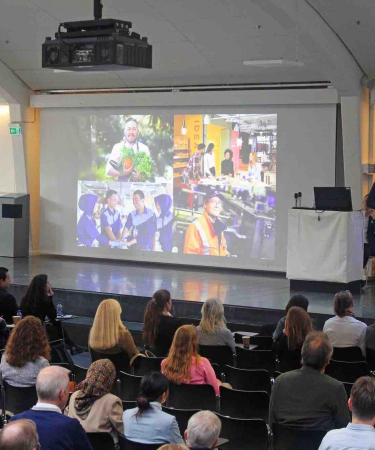 Christian Lauritzen holder oplæg om ledelse af transformation ved eventet Agile and adaptive leadership conference