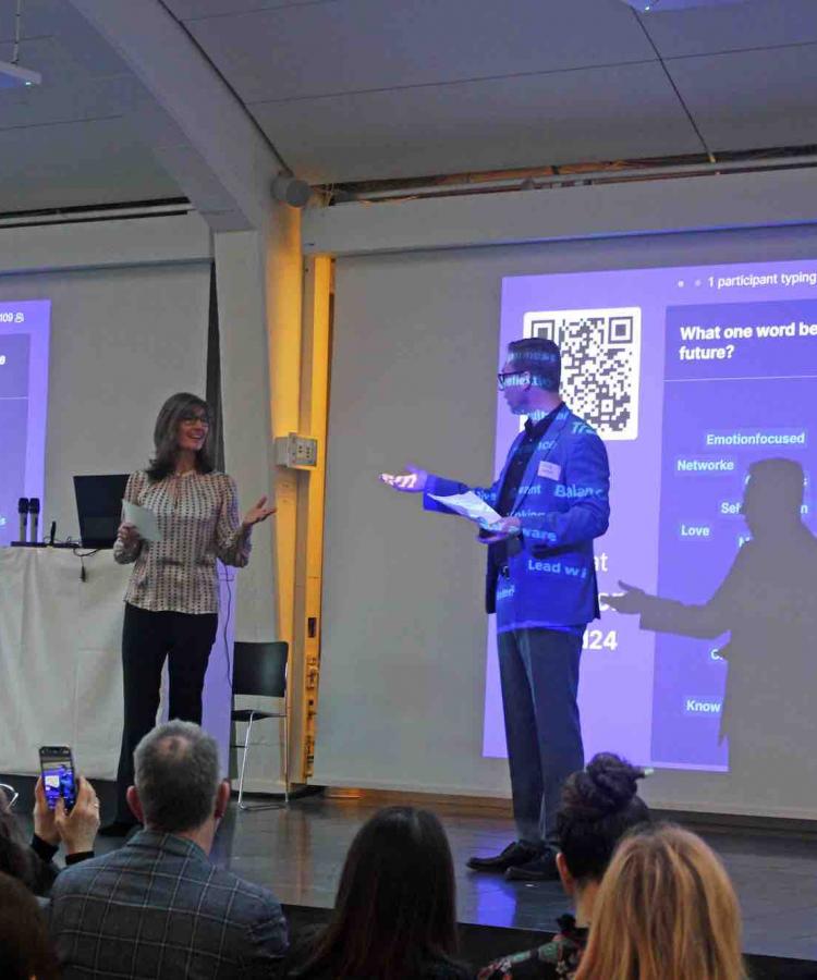 Agile And Adaptive Leadership Konferencens værter Eva Fog Bruun og Ulrik Schultz Brix byder velkommen på scenen