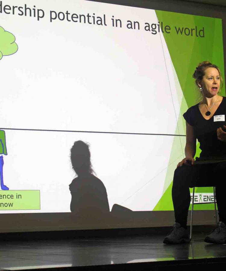 Petra-Sofie Kempf sidder på stol og taler ved eventet Agile And Adaptive Leadership