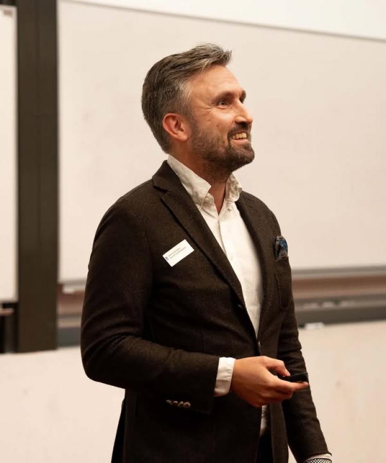 Portræt af Andreas Østerheden, som holder et oplæg