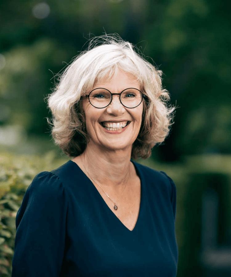 Portræt af professor ved Institut for Business Humaniora og Jura, Jane Bolander i grønne omgivelser