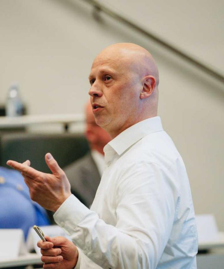 Adjunkt ved Institut for Humaniora og Jura, Jeroen Lammers underviser studerende