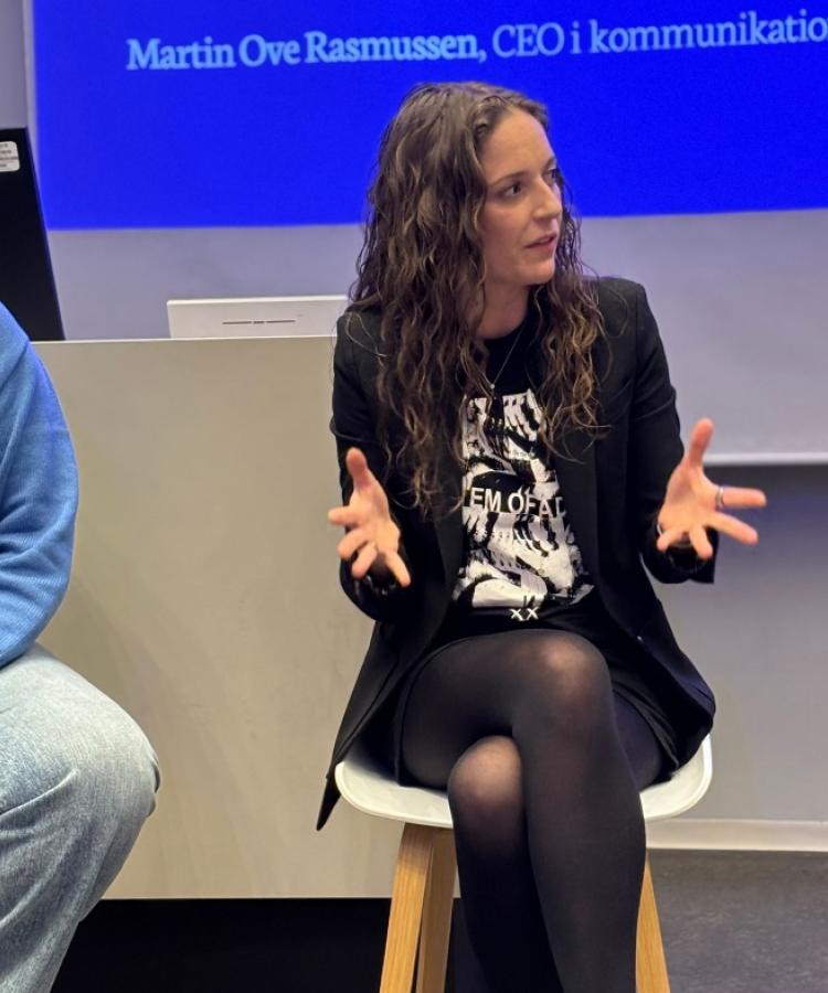 Julie Hollegaard taler til Executive Education event om tilknytning og trivsel på arbejdspladsen