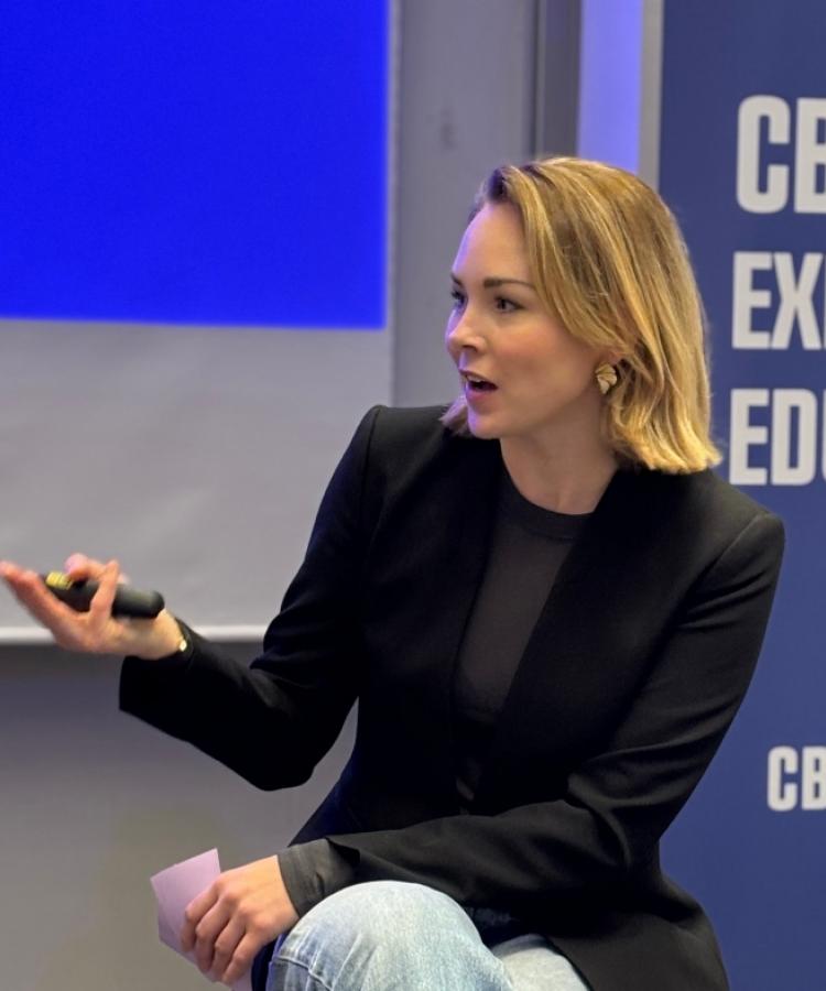Nærbillede af Maria Krysfeldt Rasmussen, der taler til Executive Education event on tilknytning og trivsel på arbejdspladsen