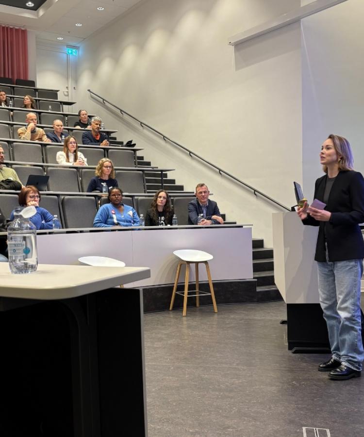 Maria Krysfeldt Rasmussen taler om tilknytning og trivsel på arbejdspladsen til event afholdt af Executive Education