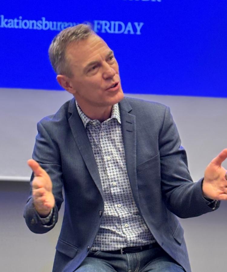 Martin Ove Rasmussen taler til event om tilknytning og trivsel på arbejdspladsen