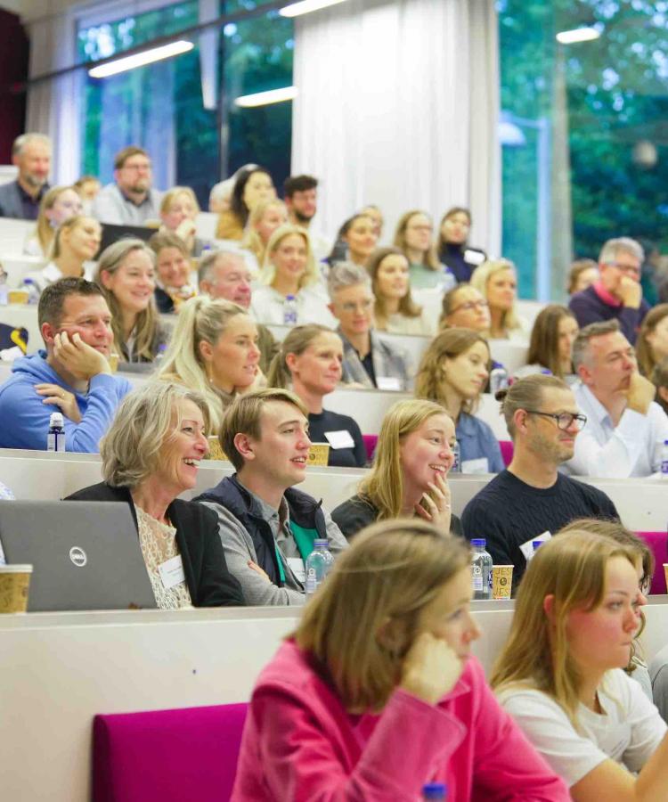 Publikum ved eventet Nye Ledelsesstrategier Til Nye Generationer  afholdt af Executive Education