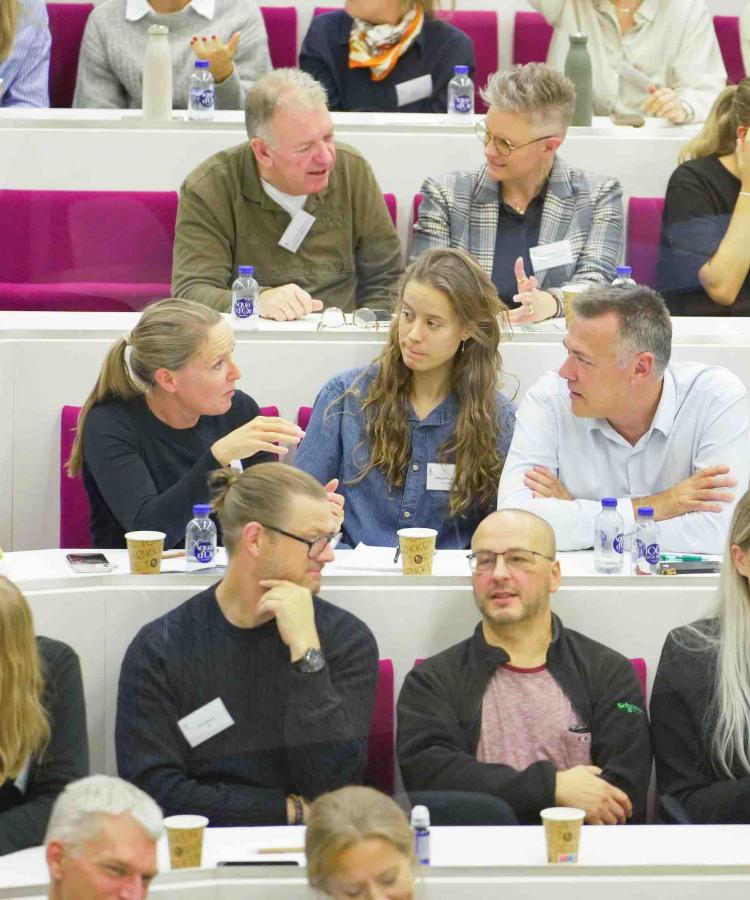 Publikum snakker sammen ved eventet Nye Ledelsesstrategier Til Nye Generationer afholdt af Executive Education