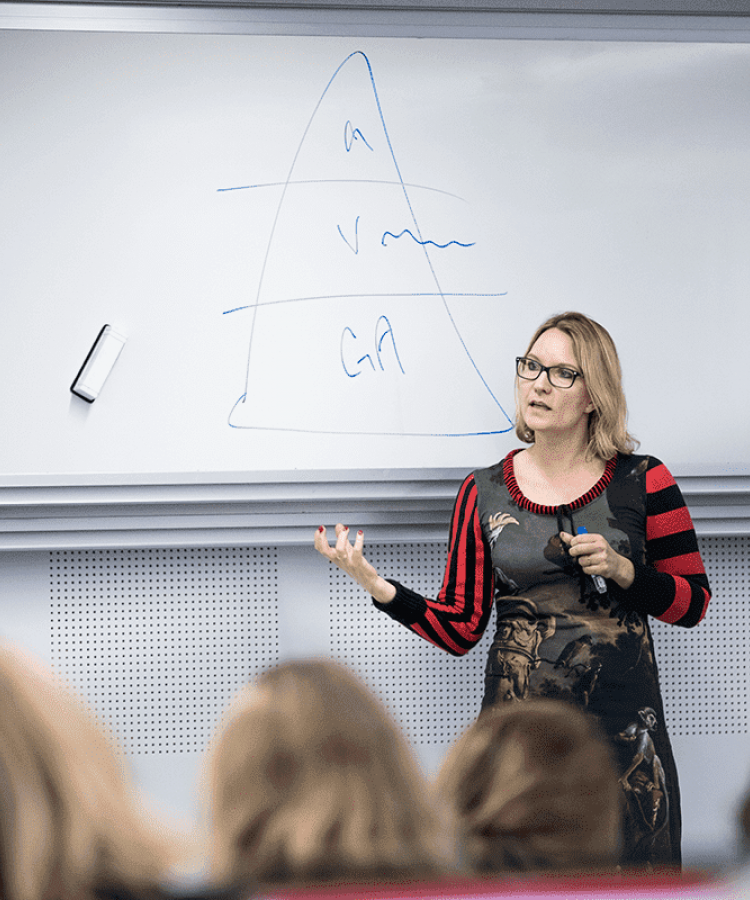 Professor ved Institut for Business Humaniora og Jura, Sara Louise Muhr underviser ved tavlen