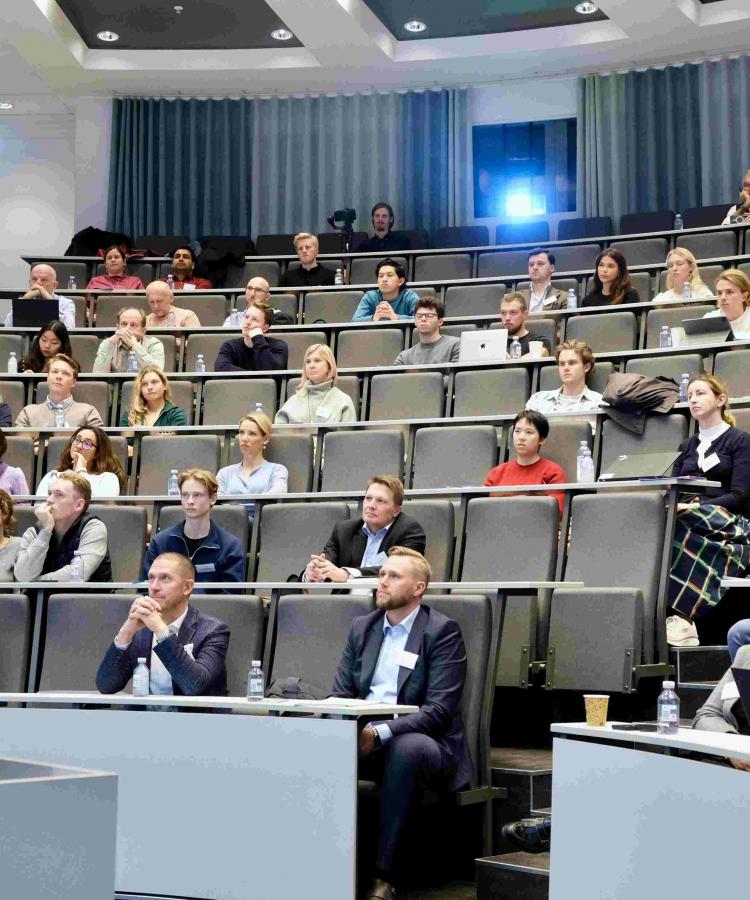 Auditorium fyldt med eventdeltagere taget fra Executive Education eventet, Seller of the future