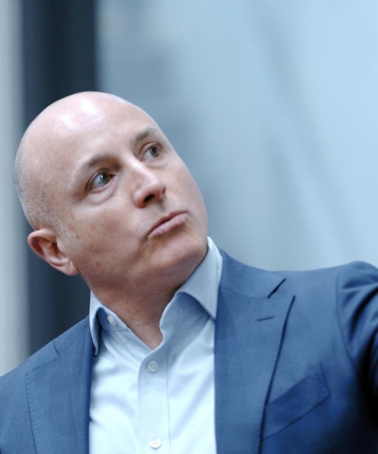 Eventtaler Simon Taylor peger kliker mod skærm under oplæg ved The end of ESG event