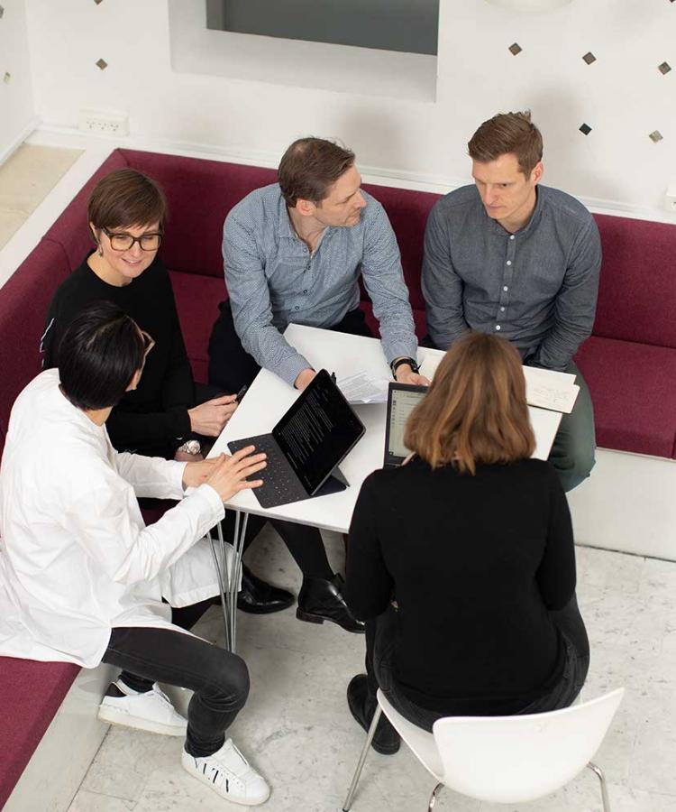 MMD studerende laver gruppearbejde set oppefra