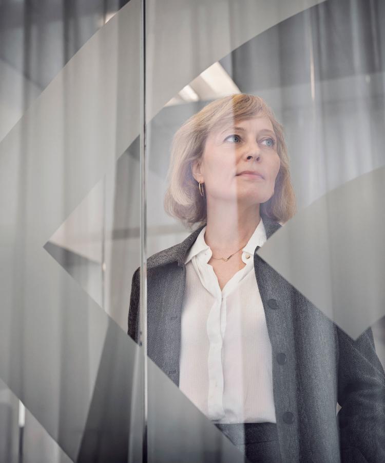 MPG-alumne Ida Strand fotograferet gennem vindue hos Kræftens Bekæmpelse