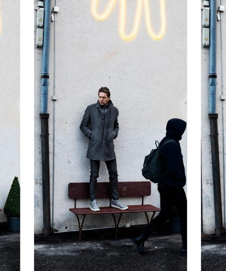 Billedeserie med tre billeder af Tue Mantoni i urbane omgivelser