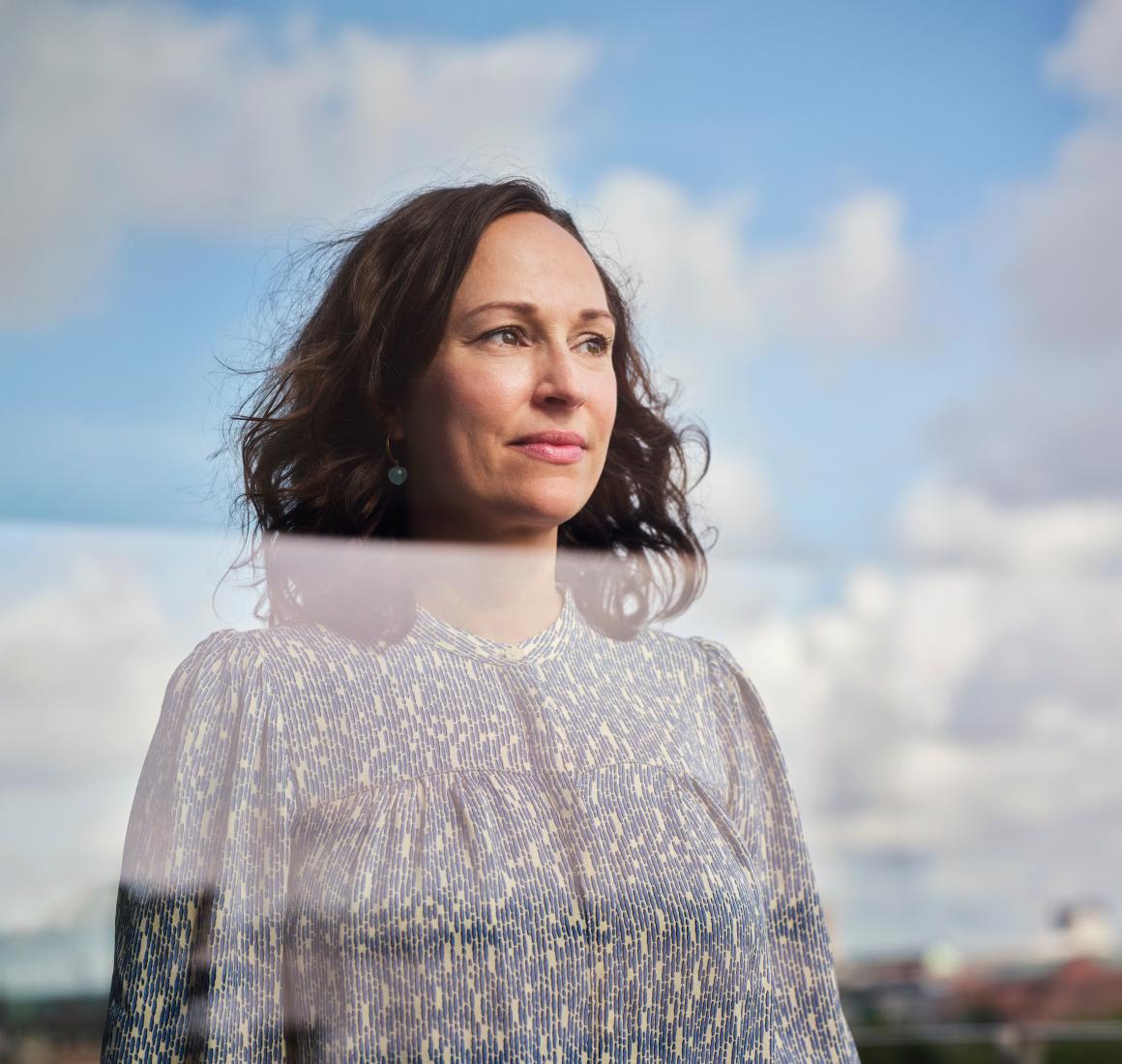 Portræt af Betina Doktor på en tagterrasse