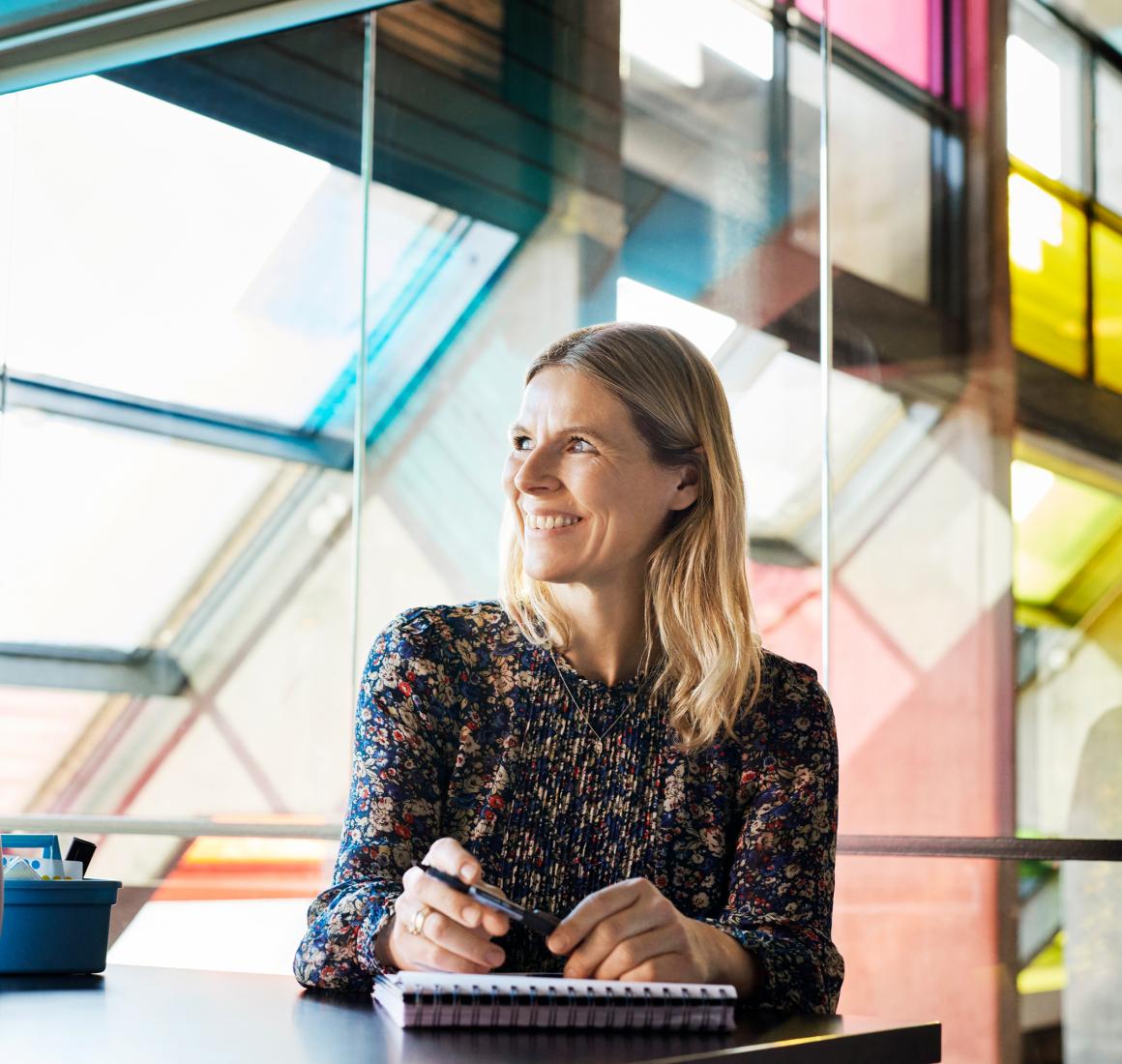 Portræt af Charlotte Matthiesen ved et vindue i et moderne interiør