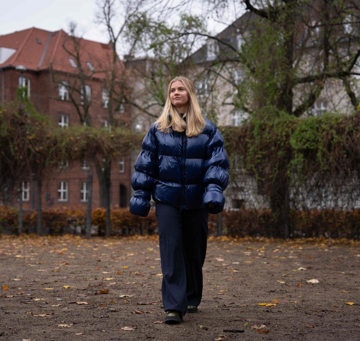 Portræt af Linnea Louise Borbye på gåtur i en park