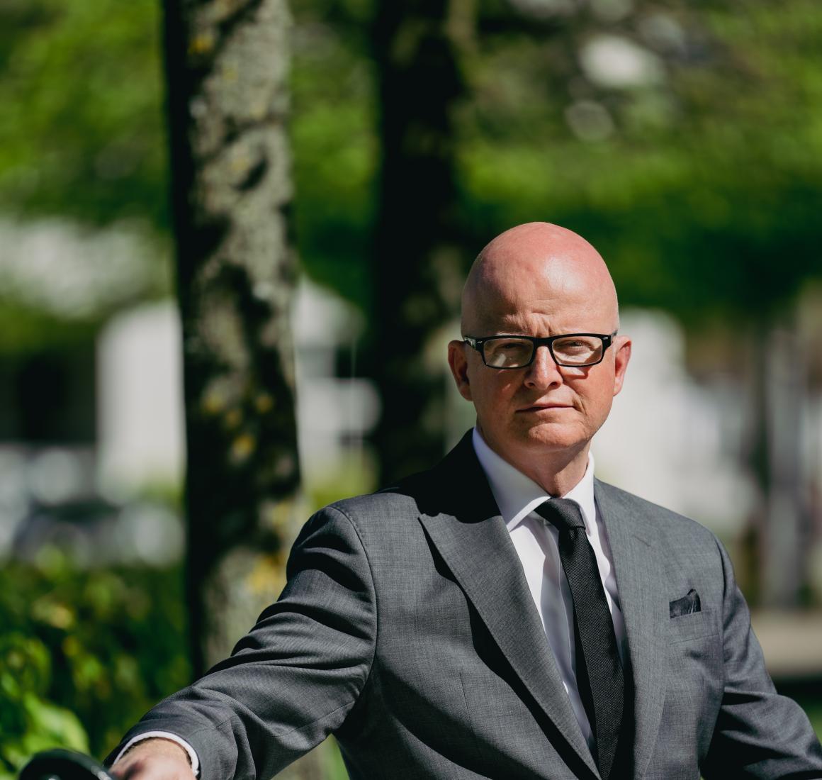 Portræt af Martin Nors Hansen, siddende på en bænk i en park