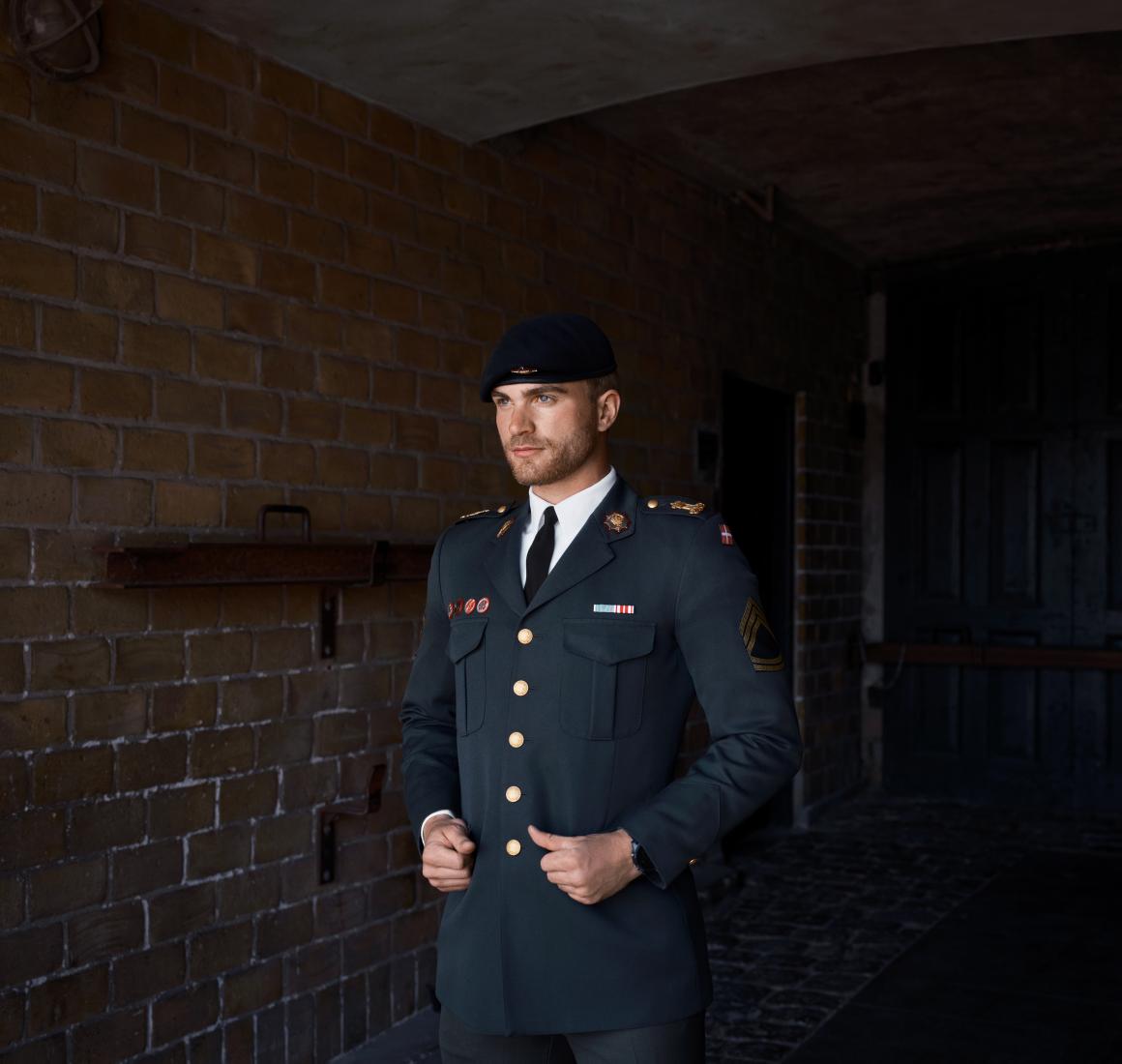 Portræt af Nikolaj Bjørke i uniform i et historisk interiør