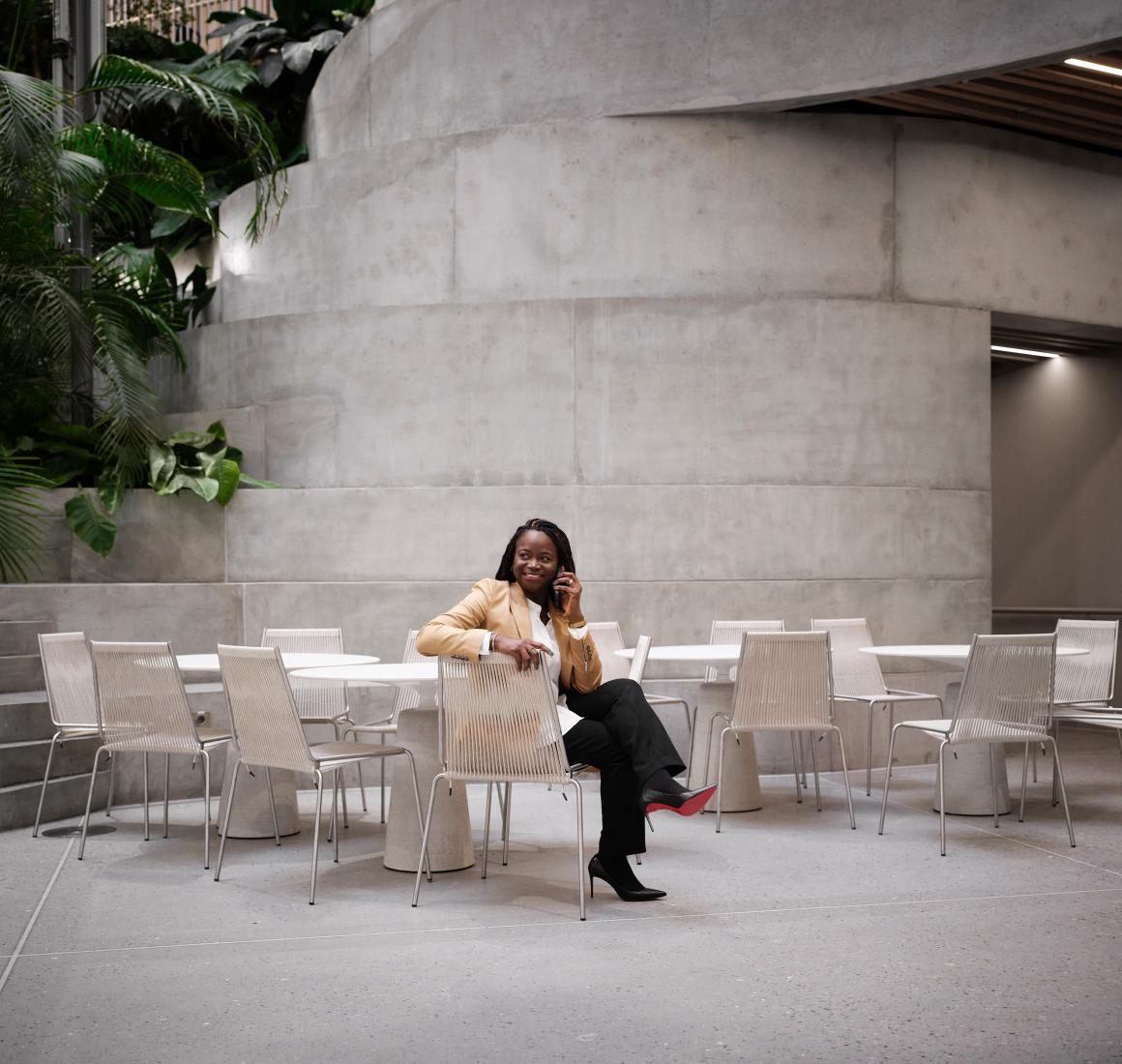 Portræt af Olufunke Ajoke Adebiyi omgivet af moderne arkitektur