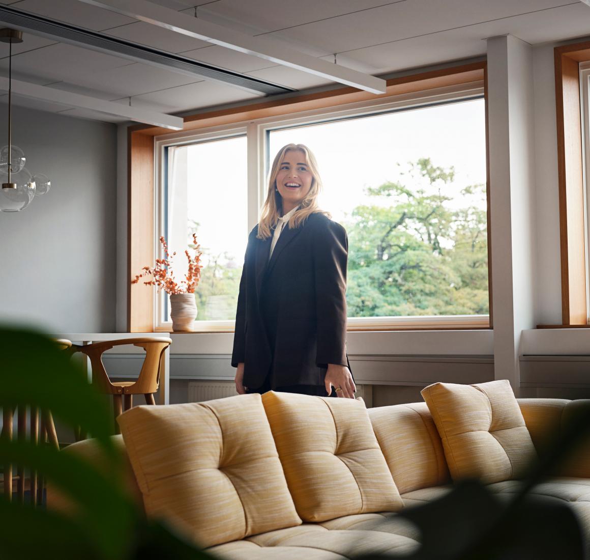 Portræt af Josephine Bendixen fotograferet indendørs i afslappede omgivelser