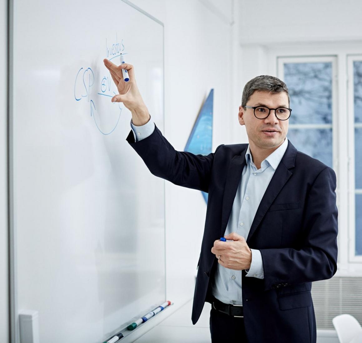 Professor Andreas Rasche underviser ved tavlen