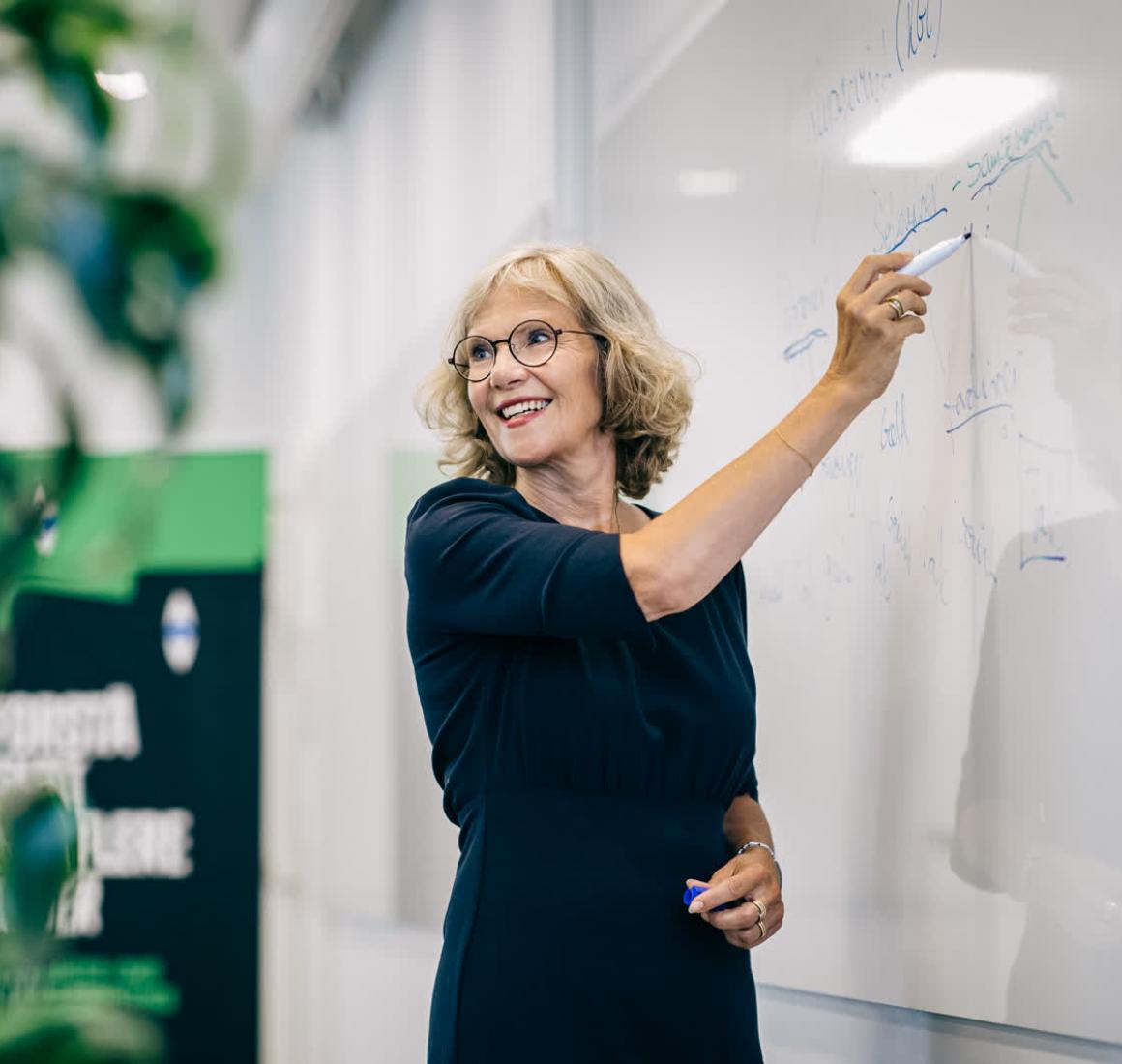 Professor Jane Bolander står ved tavle og underviser