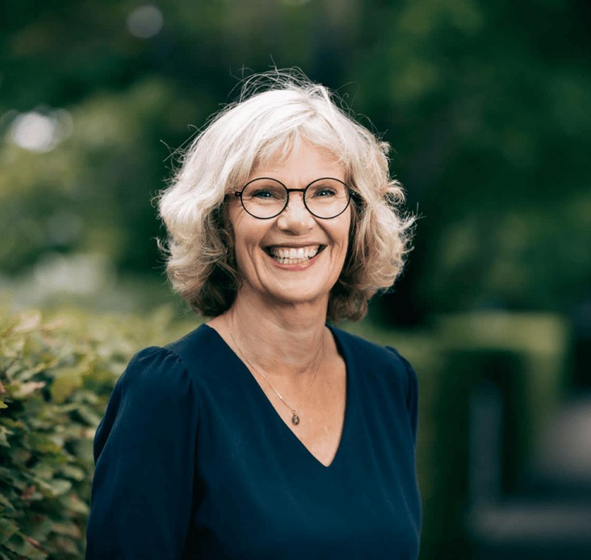 Portræt af professor ved Institut for Business Humaniora og Jura, Jane Bolander i grønne omgivelser