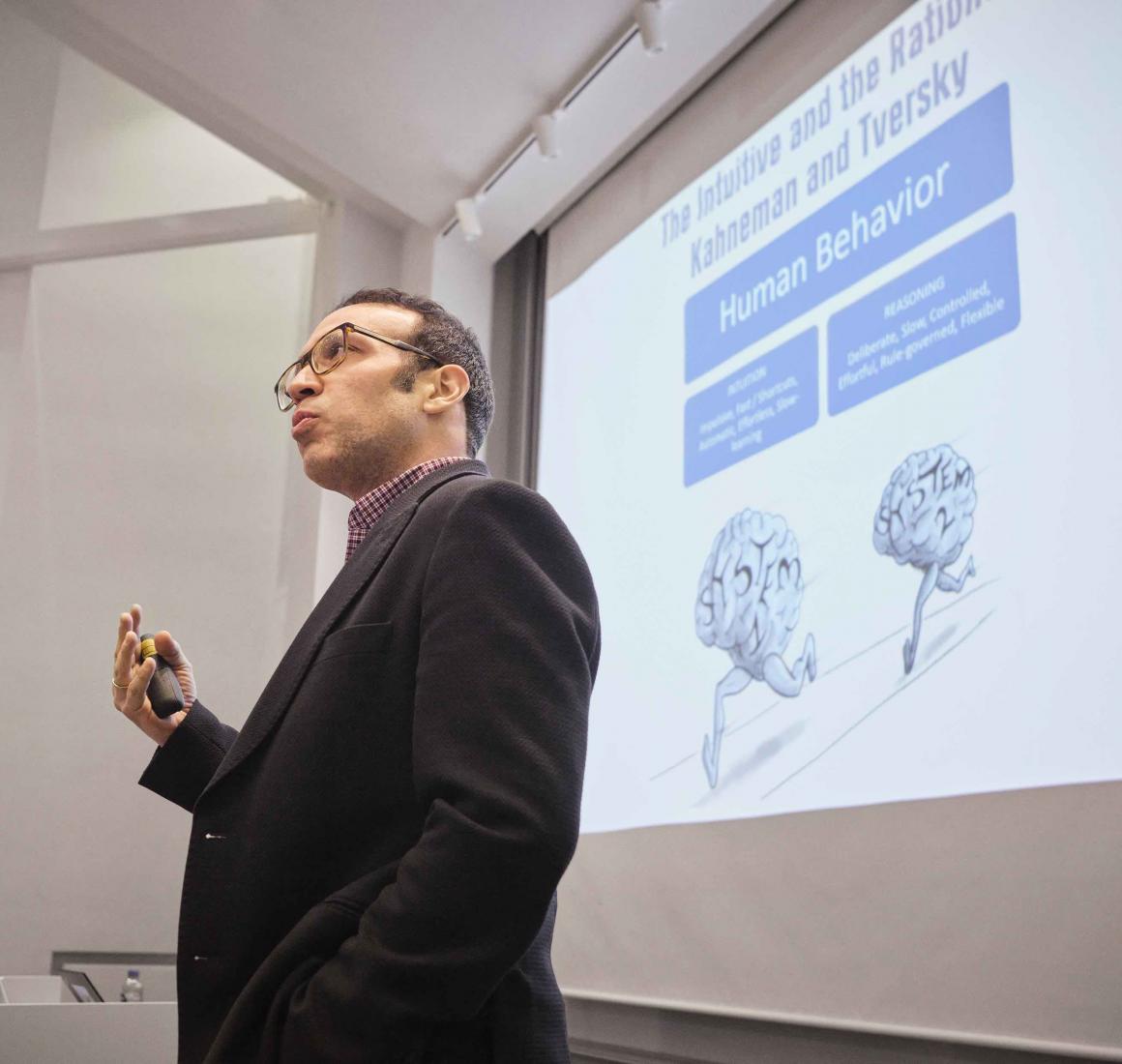 Jimmy Martinez-Correa holder et oplæg ved Executive Education eventet Behavioural Investing