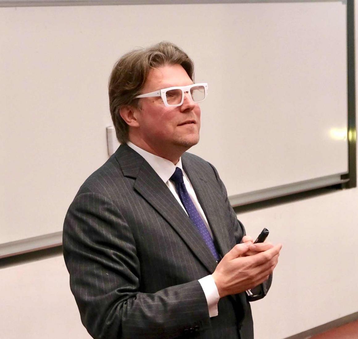 Kristjan Jespersen taler til et Executive Education event