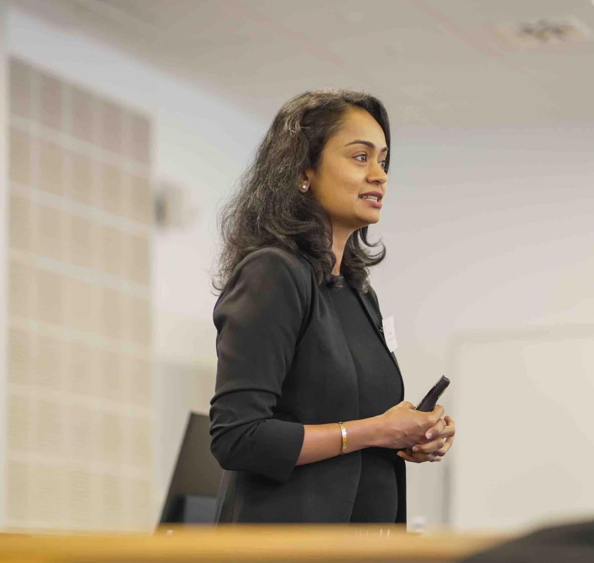 Dr. Poornima Luthra taler til et Executive Education event om Inclusive cultures