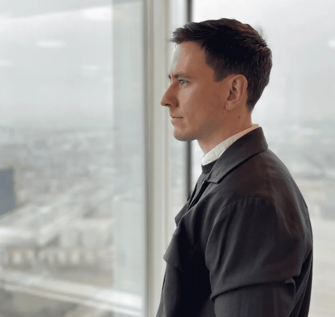 Image of Bjoern Zabell looking out a window