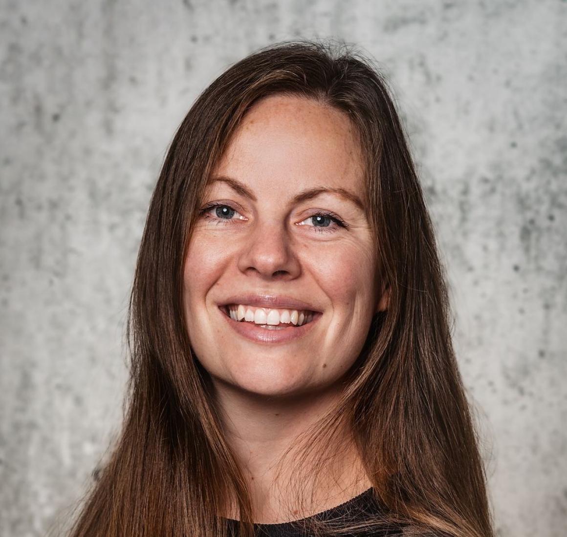 Portræt af Denise Goldby, Head of Sustainability hos Solar Danmark og HD & Executive MBA alumne fra CBS