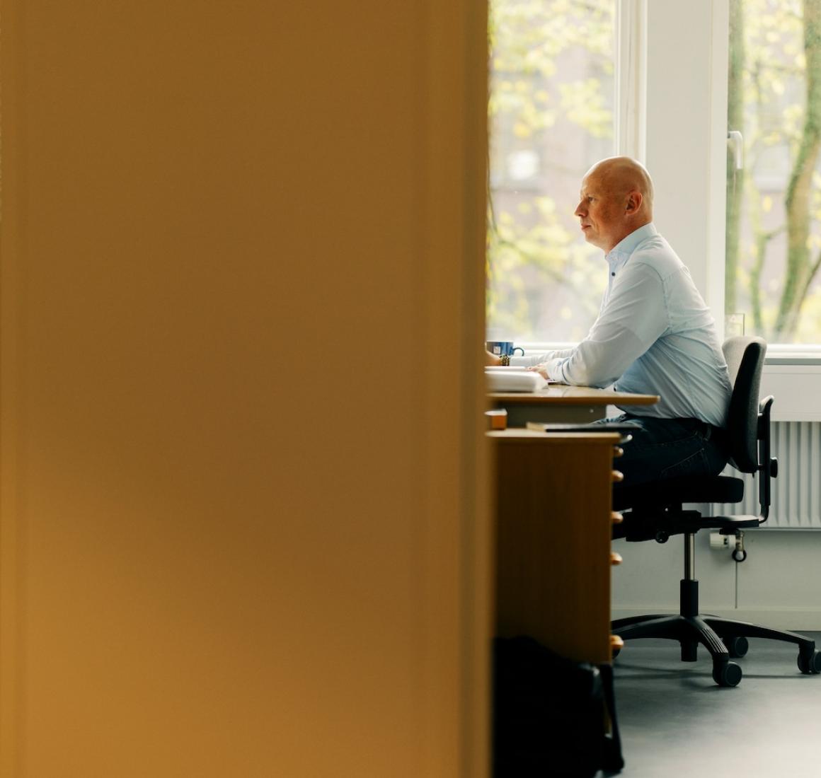 Man sidder på kontorplads og arbejder