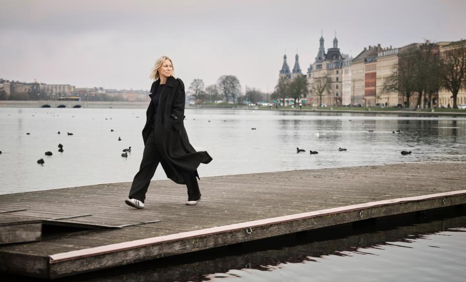 Portræt af Anna Bjerre gående langs vandet