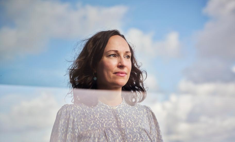 Portræt af Betina Doktor på en tagterrasse