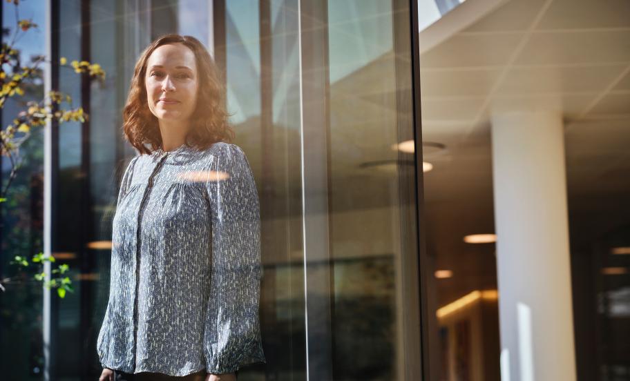 Portrait of Betina Doktor by a glass facade