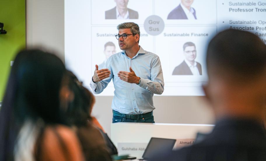 Professor Andreas Rasche underviser