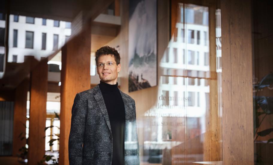 Portræt af Kim Lundberg fotograferet gennem store vinduespartier