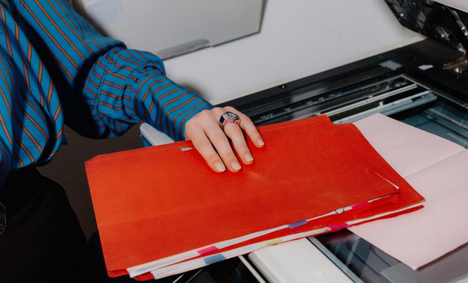 Kvinde hånd holder dokumentmappe