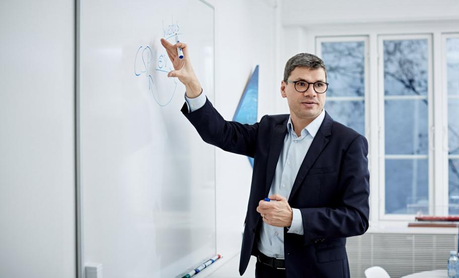 Professor Andreas Rasche underviser ved tavlen